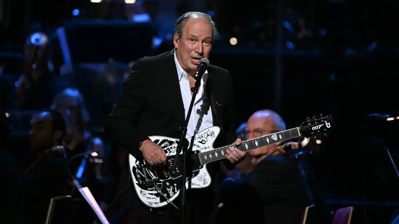 Hans Zimmer spielt auf einer Gitarre mit dem Bond-Logo. Seine beste Filmmusik erklingt live.