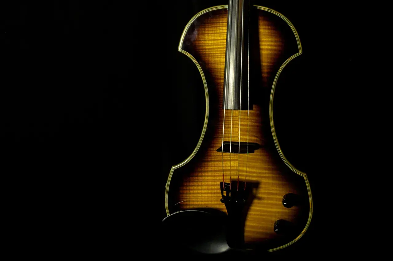 Ein Streichinstrument, das an die Instrumente erinnert, welche Mozart spielte.