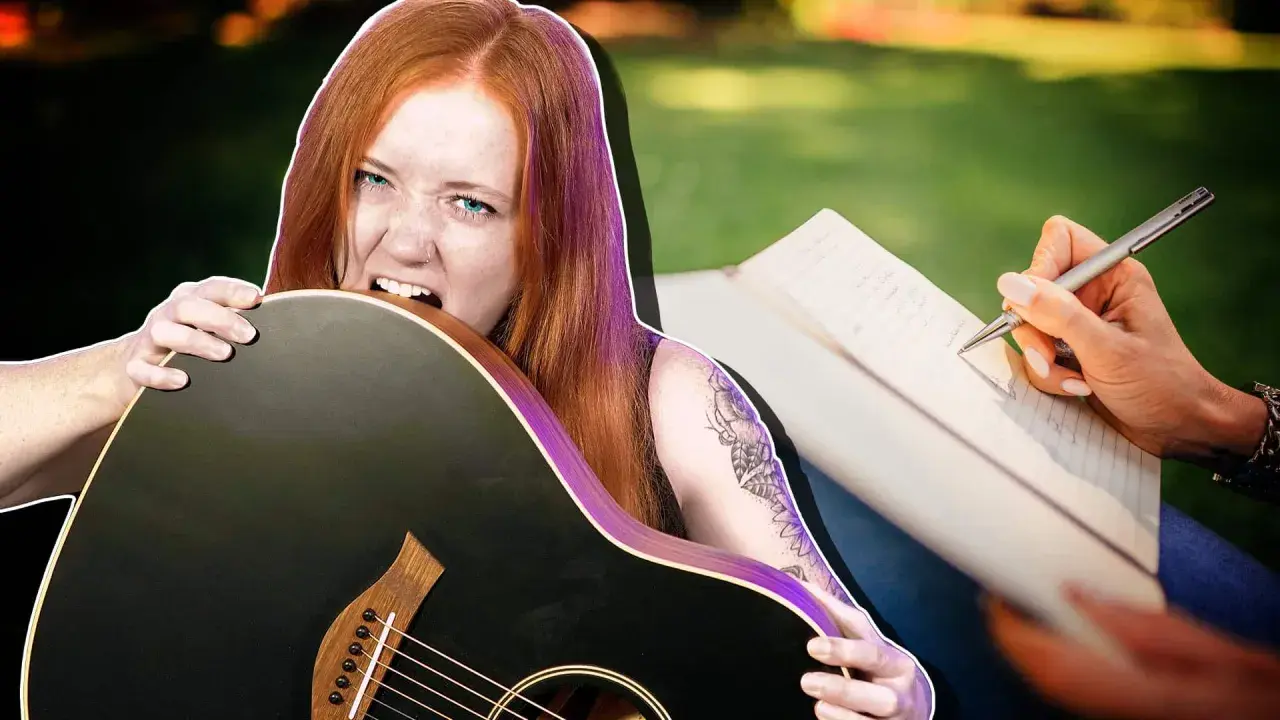 Eine Frau mit roten Haaren beißt in ihre Gitarre, während eine Hand daneben Notizen für eigene Songs schreibt.