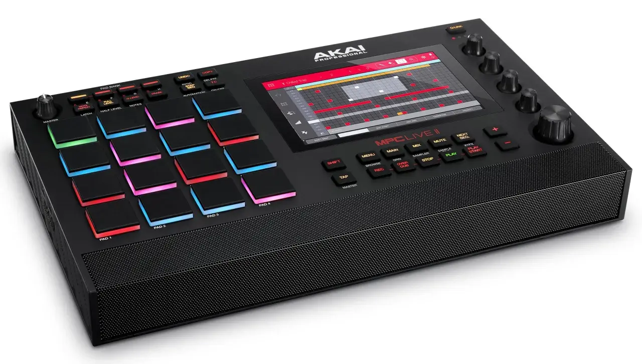 AKAI MPC Live II mit leuchtenden Pads und Touchscreen, bereit für kreative Musikproduktion.
