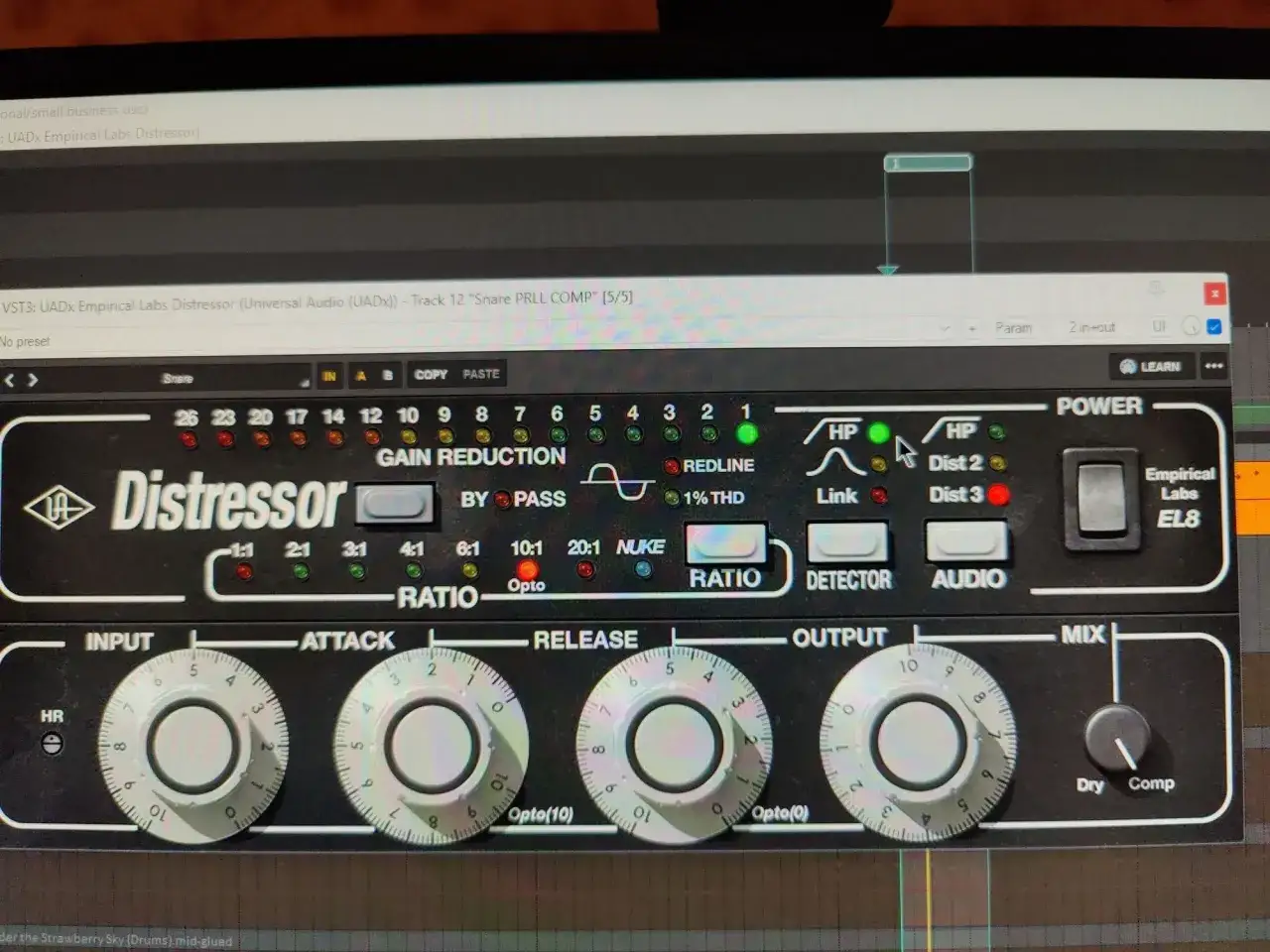 UADx Distressor Plugin auf einem Bildschirm. Die Regler für Input, Attack, Release, Output und Mix sind sichtbar.