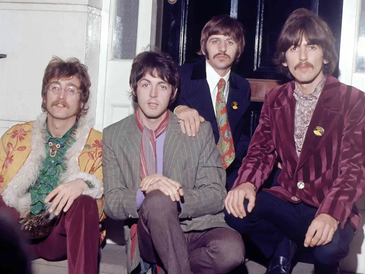 Die Mitglieder von The Beatles, John, Paul, George und Ringo, posieren lässig.