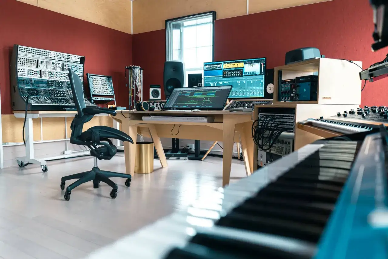 Ein modernes Tonstudio mit vielen Synthesizern und Computern. Hier entstehen die neuesten Synthesizer-Nachrichten.