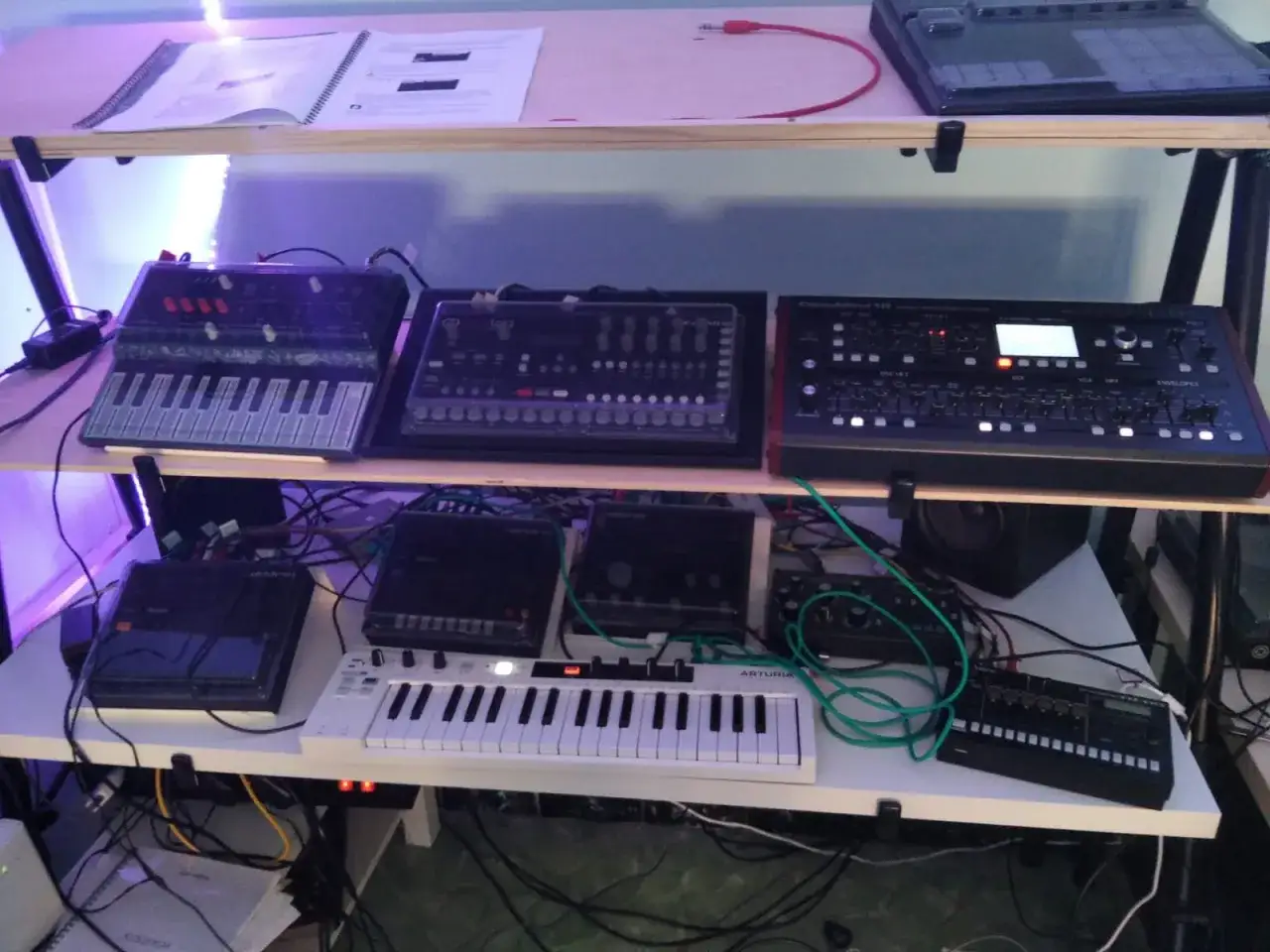 Synthesizer-Setup mit mehreren Ger&auml;ten, darunter ein Arturia-Keyboard und ein elektronisches Instrument, das f&uuml;r elektronische Kl&auml;nge konzipiert ist.