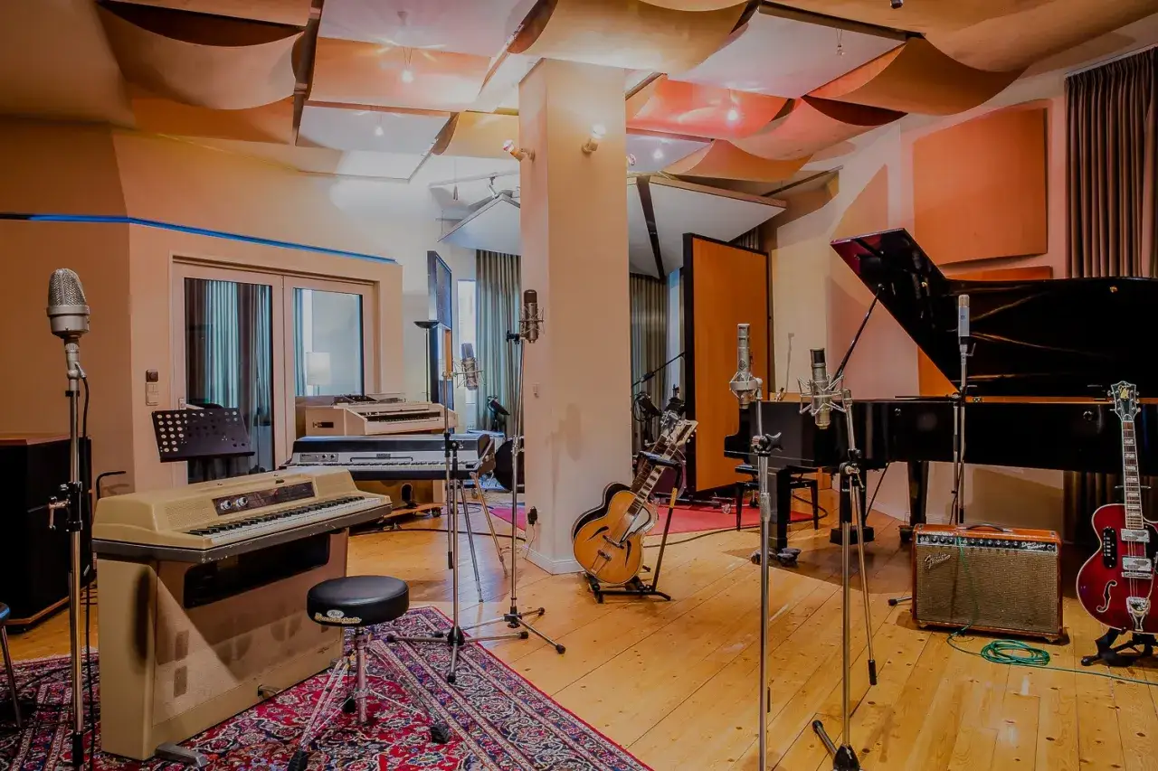 Aufnahme-Studio mit Fl&uuml;gel, Gitarren, Keyboards und Mikrofonen. Hier kann man Musik aufnehmen und 