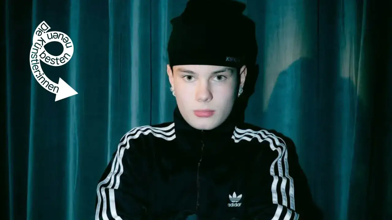 Junger Mann mit schwarzer Mütze und Adidas-Jacke, Teil einer deutschrapper liste.