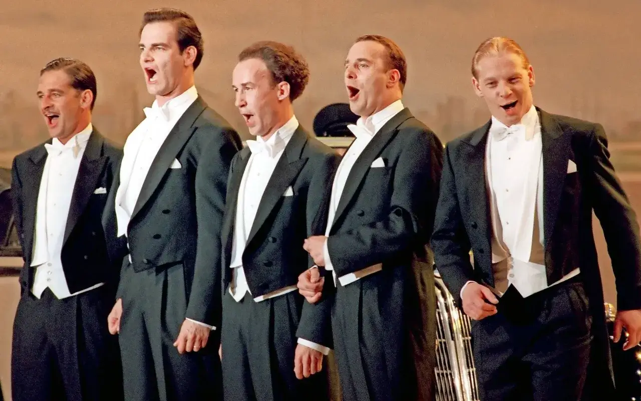 F&uuml;nf M&auml;nner in Frack und Fliege singen lautstark alte Lieder zum Mitsingen.