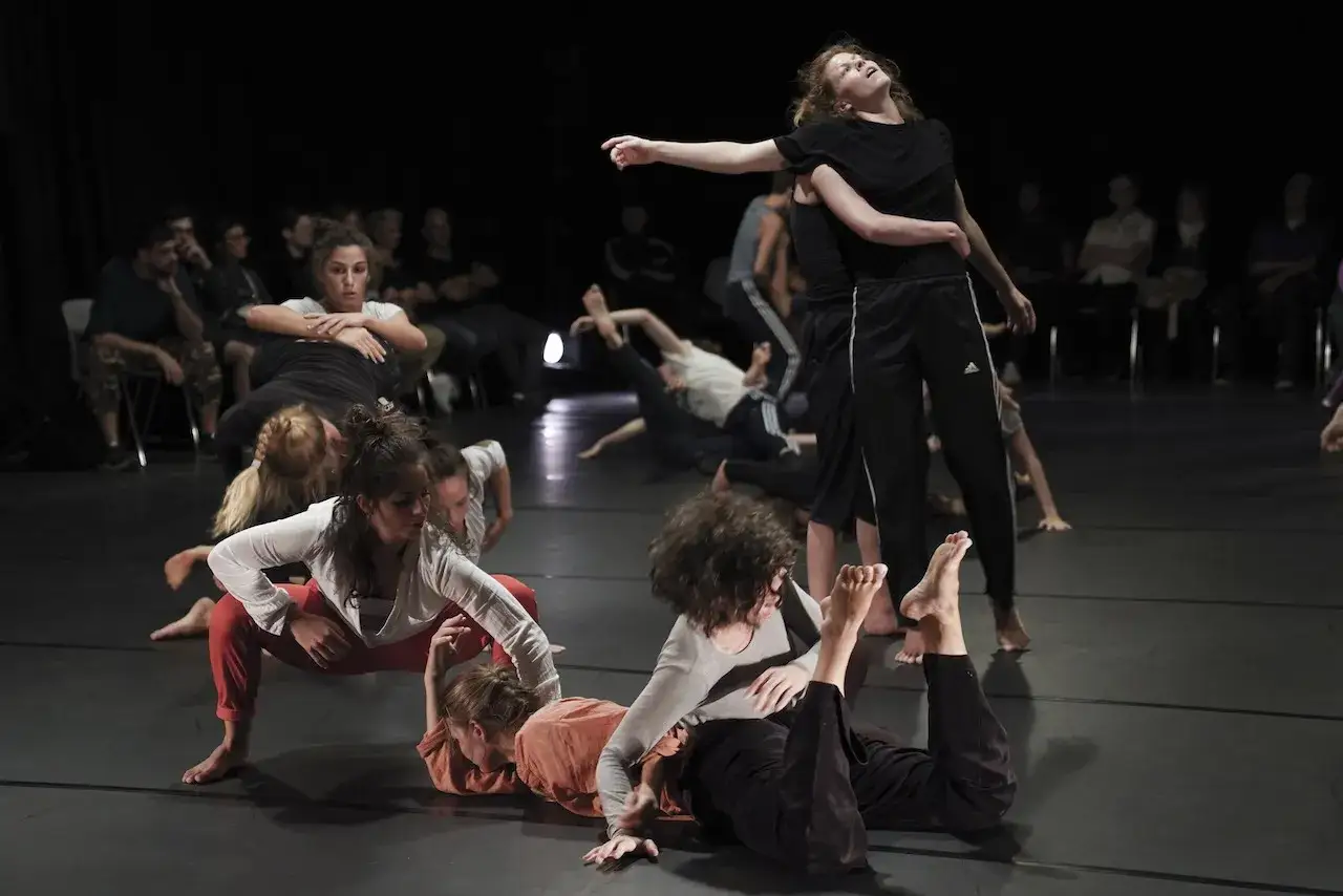 Tänzer in dynamischer Choreographie, die sich zu guten Liedern zum Tanzen bewegen. Die Gruppe bildet eine lebendige Szene.