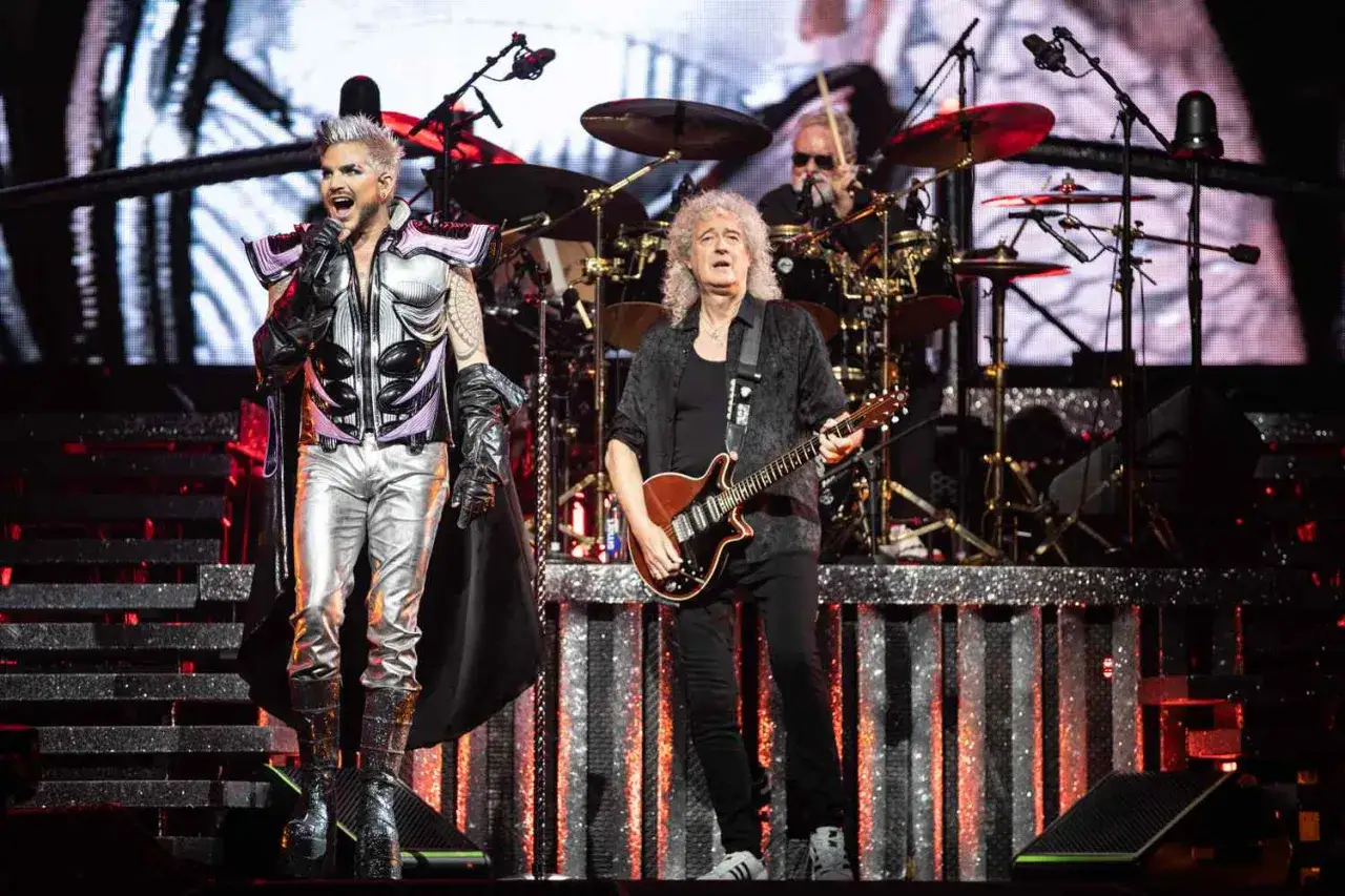 Adam Lambert und Brian May als Queen Mitglieder heute auf der B&uuml;hne. Ein rockiges Konzert mit viel Glitzer.