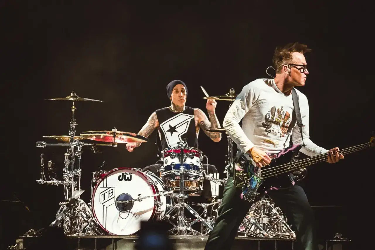 Travis Barker trommelt, Mark Hoppus spielt Bass – blink 182 heute live auf der Bühne.
