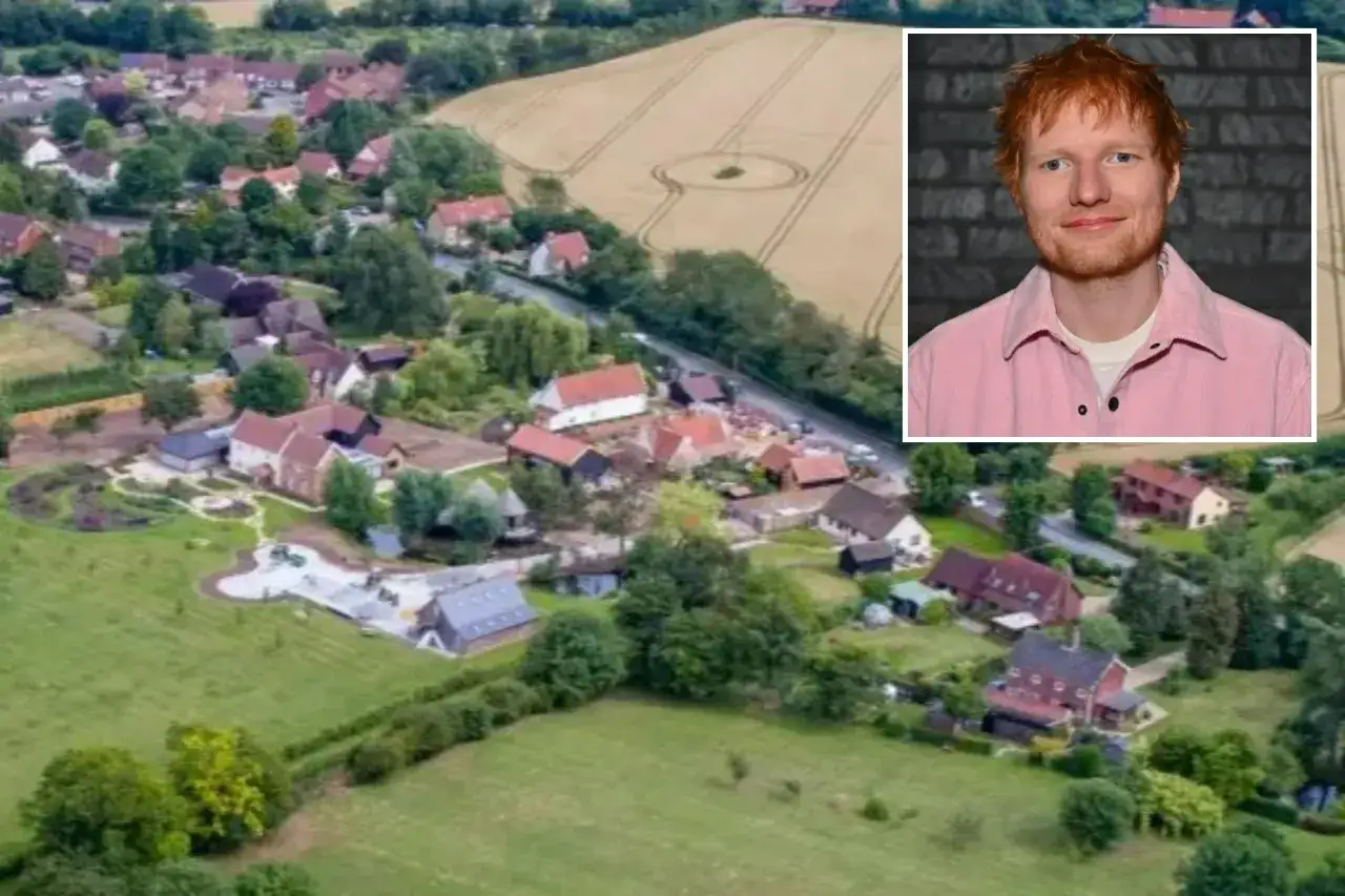 Luftaufnahme eines Dorfes, woher kommt Ed Sheeran? Ein Porträt des Sängers ist überlagert.