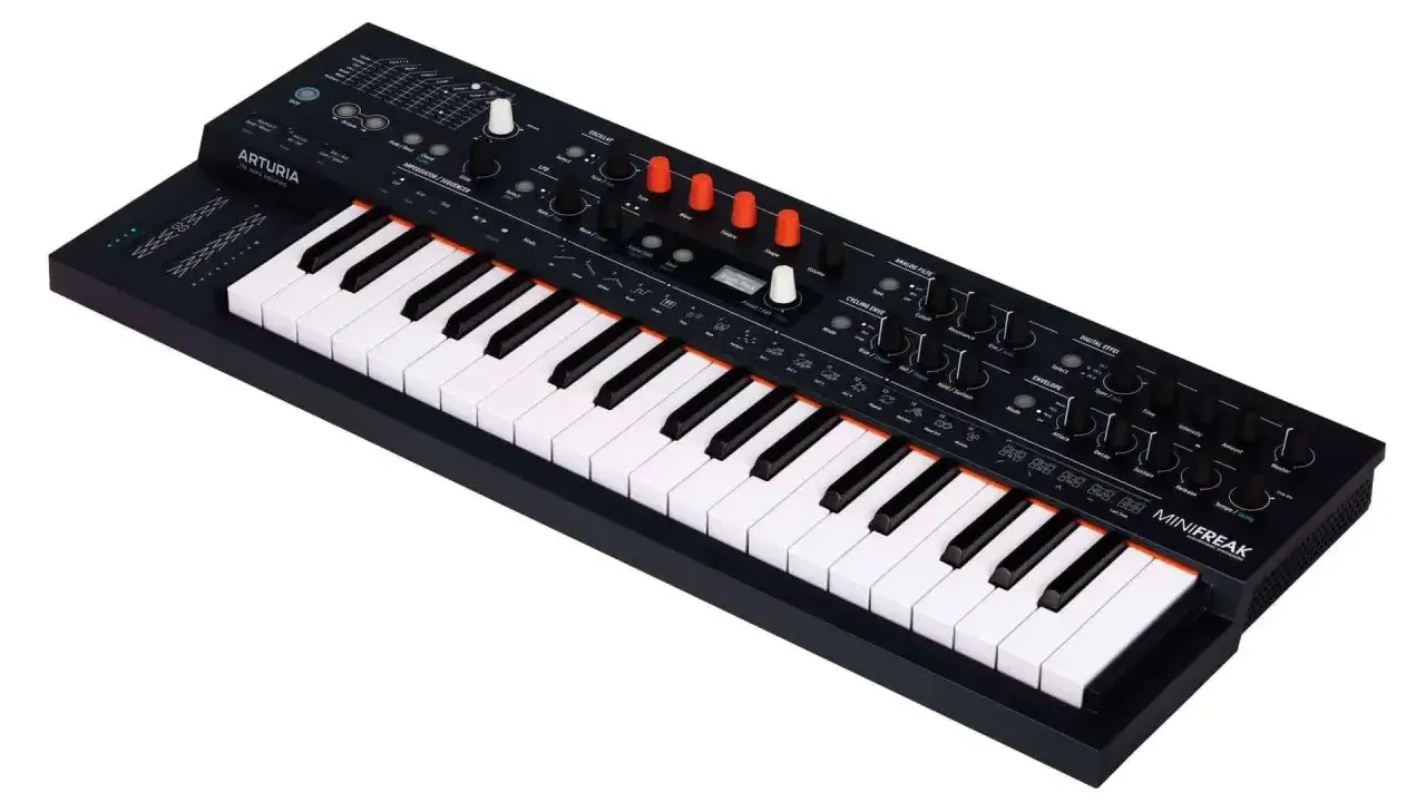 Arturia Minifreak Synthesizer mit 37 Tasten, vielen Reglern und einem Display für kreative Klangerzeugung.