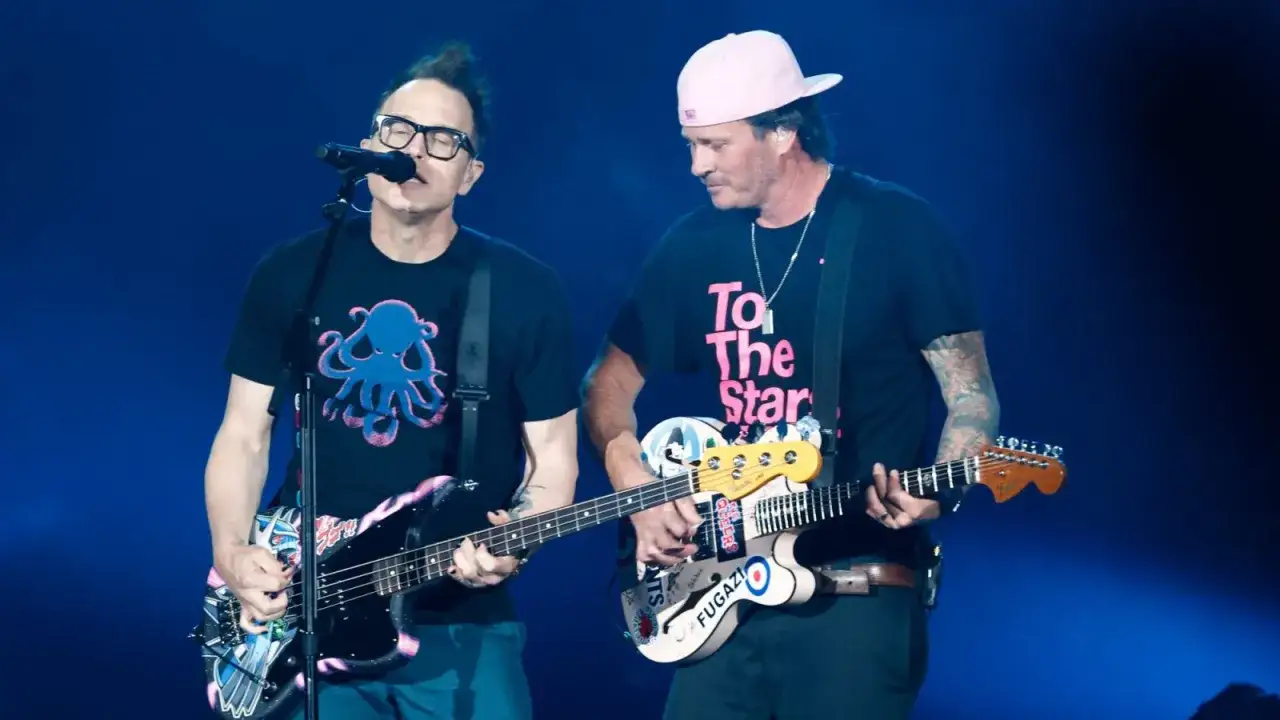 Mark Hoppus und Tom DeLonge von Blink-182, die den Pop-Punk-Genre repräsentieren, spielen auf der Bühne.