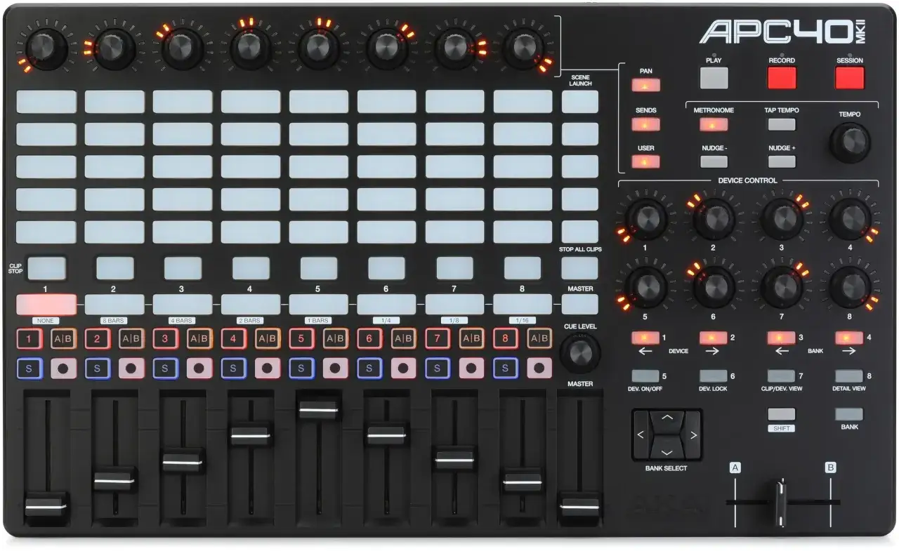 Der Akai APC40 MKII Controller mit seinen vielen beleuchteten Tasten und Reglern ist bereit für kreative Musikproduktion.
