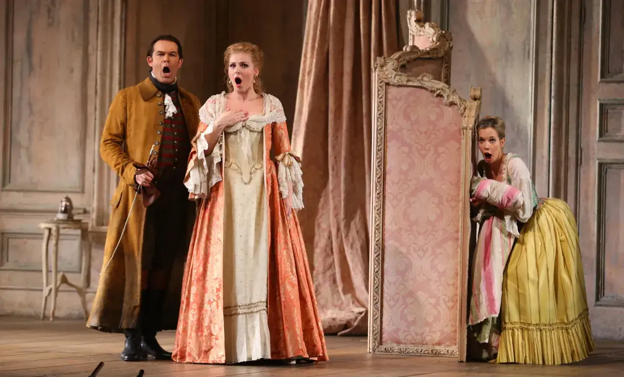 Operns&auml;nger in historischen Kost&uuml;men, die eine Szene aus bekannten Werken von Mozart darstellen.