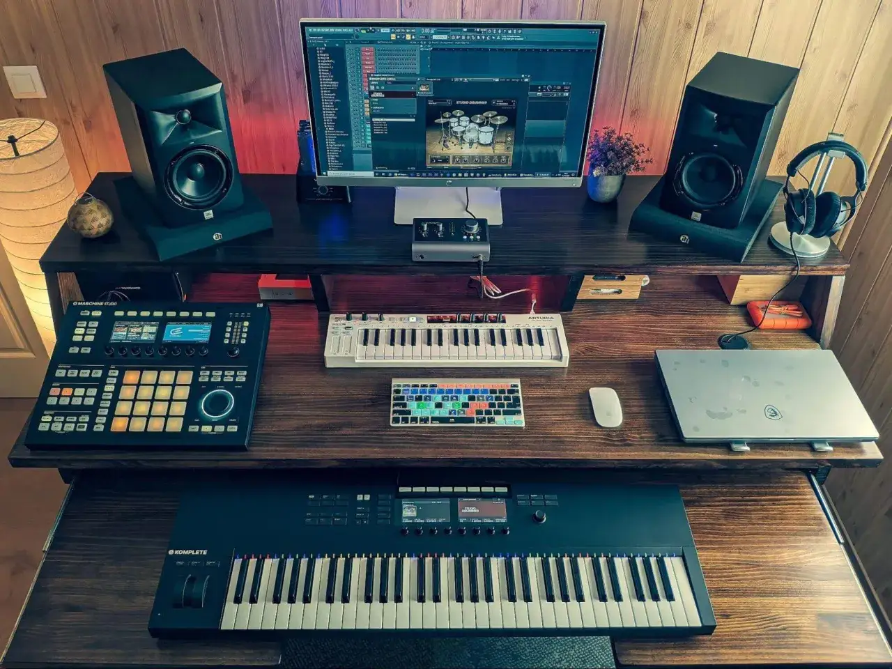 Musikproduktion-Setup mit Studio-Monitoren, Keyboards, einem Laptop und Software für trap samples.