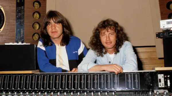 Malcolm Young und sein Bruder im Aufnahmestudio, umgeben von Technik.