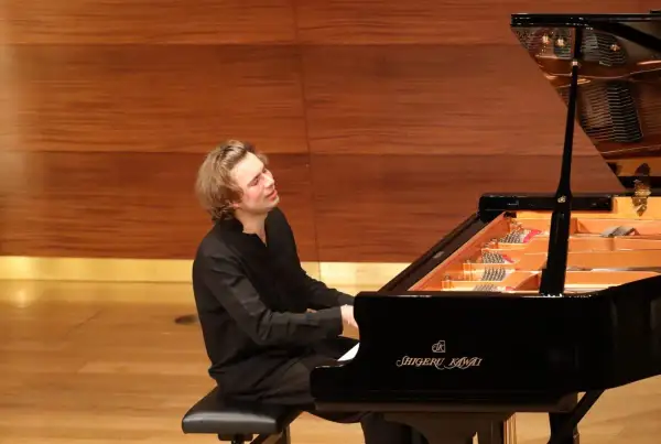 Ein junger Mann spielt mit Leidenschaft Klavier. Seine Hingabe lässt ihn wie den besten Pianisten der Welt wirken.