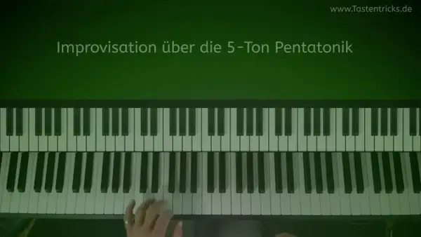Hände spielen auf einem Klavier die 5-Ton Pentatonik. Improvisation über die Pentatonik.