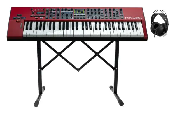 Rotes Nord Wave 2 Keyboard auf einem schwarzen Ständer, daneben Kopfhörer.