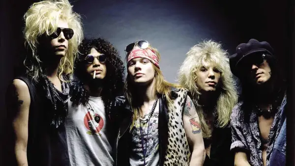 Fünf Musiker der legendären rock gruppen Guns N' Roses posieren lässig.