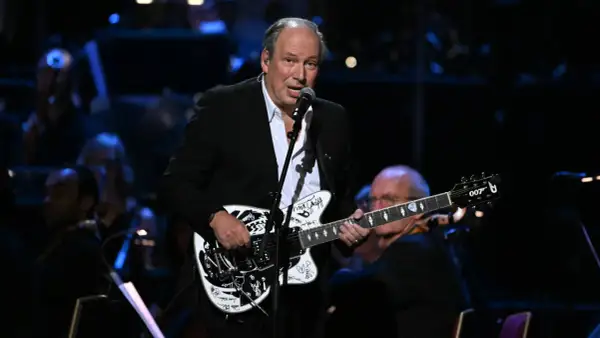 Hans Zimmer spielt auf einer Gitarre mit dem Bond-Logo. Seine beste Filmmusik erklingt live.