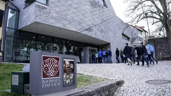 Besucher am Bachhaus Eisenach, dem Geburtsort von Johann Sebastian Bach.