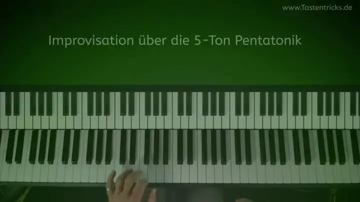 Hände spielen auf einem Klavier die 5-Ton Pentatonik. Improvisation über die Pentatonik.